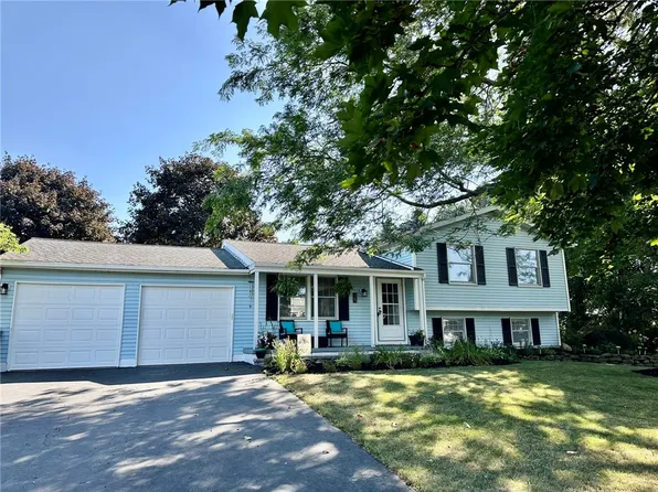 15 Paddock Dr, Henrietta, NY 14467