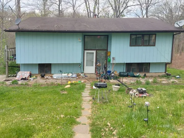 5 Sue Dr, Athens, OH 45701