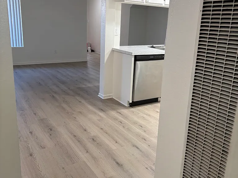 California Apartments — Photo 12
