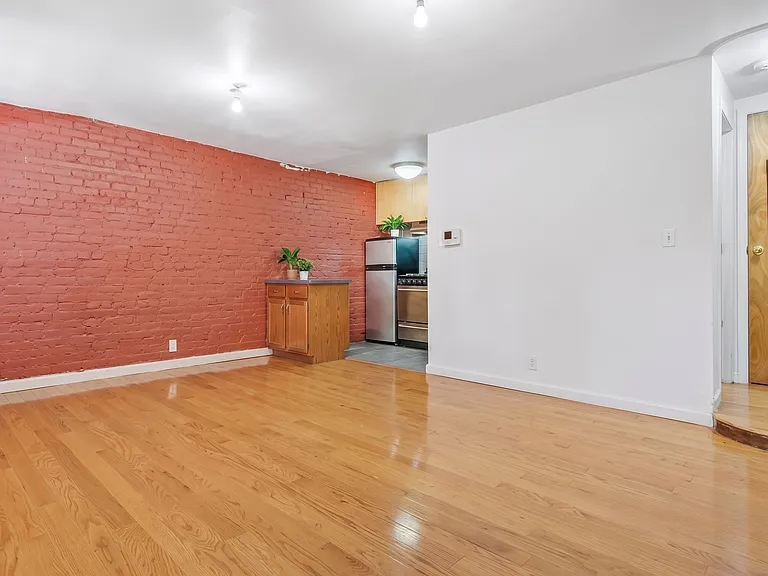 156 E 39th St #2 — Photo 3