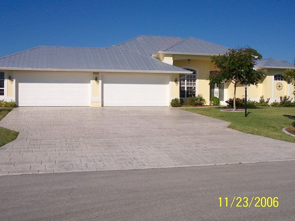Front of House 4 car garage