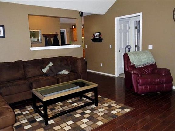 4th image of 513 N Harrington Dr