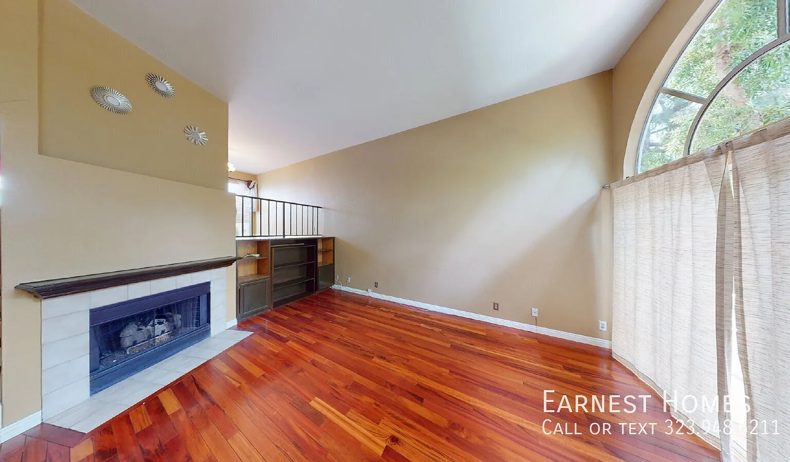 Bright Sherman Oaks Townhouse with Private Outdoor Spaces and a Two-Car Garage! — Photo 2