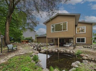 10460 Buckingham Dr, Eden Prairie, MN 55347
