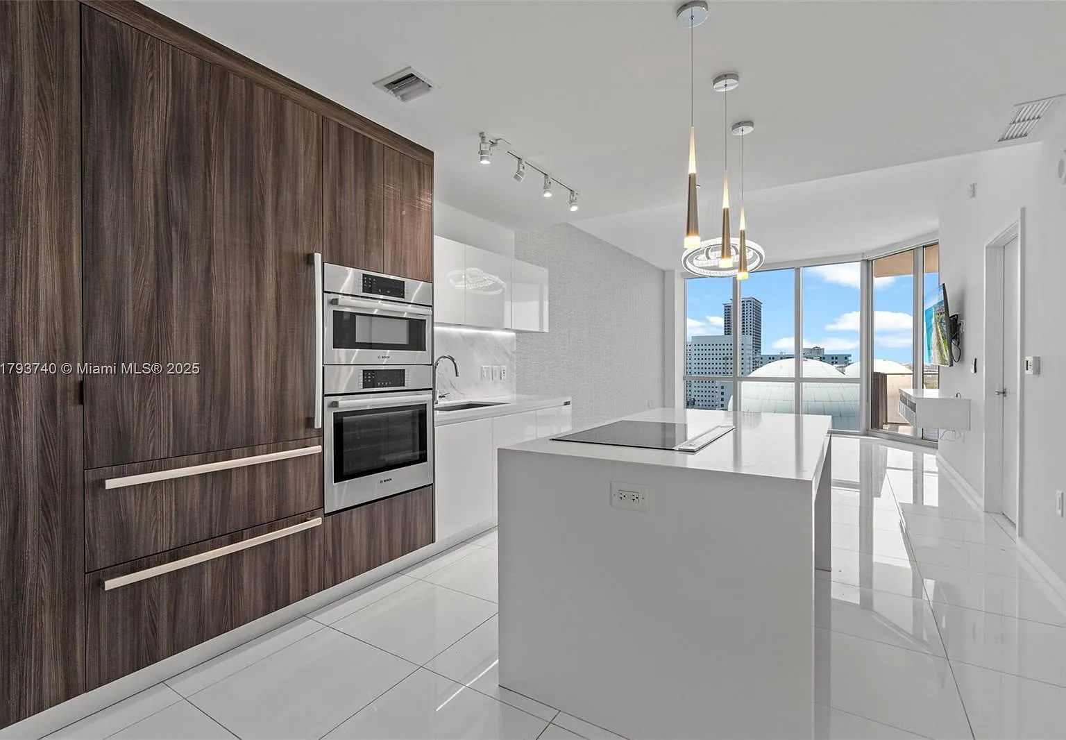 2 bed, 2.0 bath, 1173 sqft, $5,500 — Photo 4