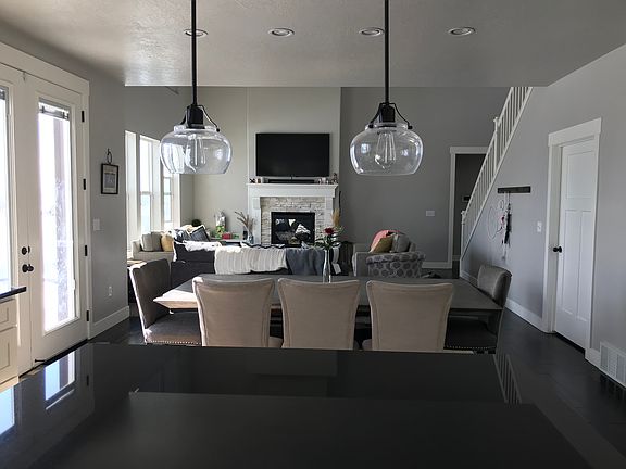 5th image of 821 W Academy Dr