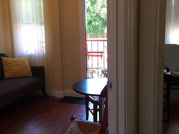 Foyer/ office/ bonus room at the entrance in the studio.