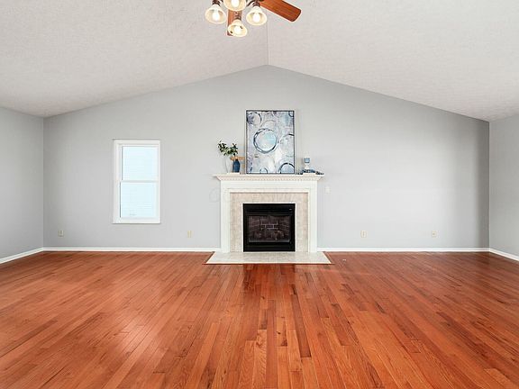 4th image of 1033 Brittany Dr