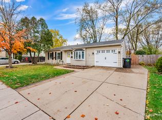 718 Sunset Cir, Streamwood, IL 60107