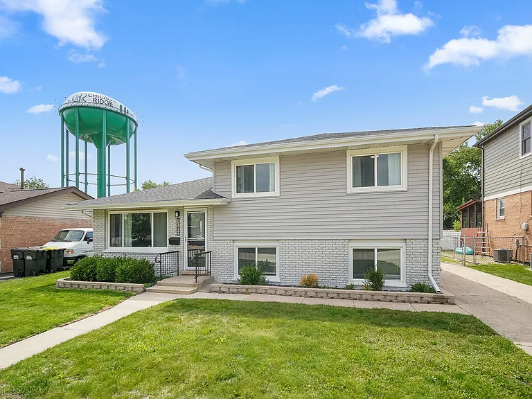 10403 Barnard Dr — Photo 2