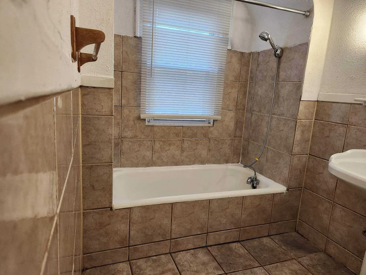 901 N Bradley Ave — Photo 2