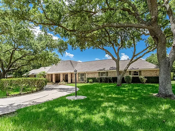 2402 Perthuis Dr, La Marque, TX 77568
