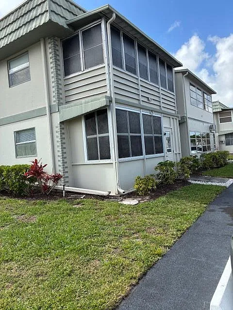 1 bed, 1.5 bath, 728 sqft, $1,550 — Photo 1