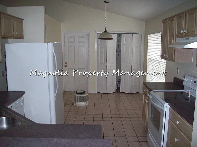 1322 Carlson Dr — Photo 3