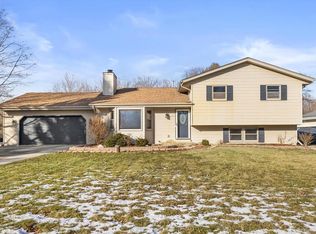 702 Fox Knoll DRIVE, Waterford, WI 53185