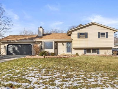 702 Fox Knoll DRIVE, Waterford, WI, 53185