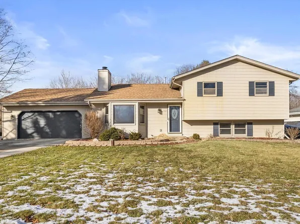 702 Fox Knoll DRIVE, Waterford, WI 53185