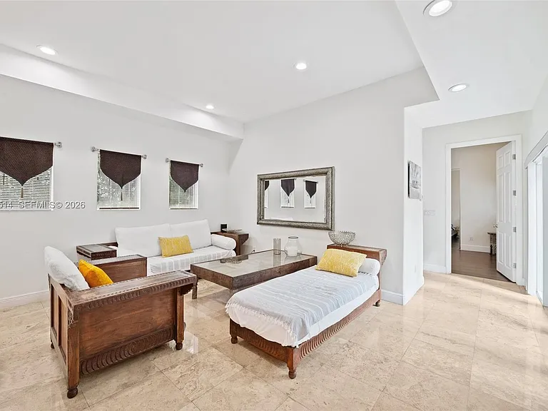 2501 Pine Tree Dr — Photo 17