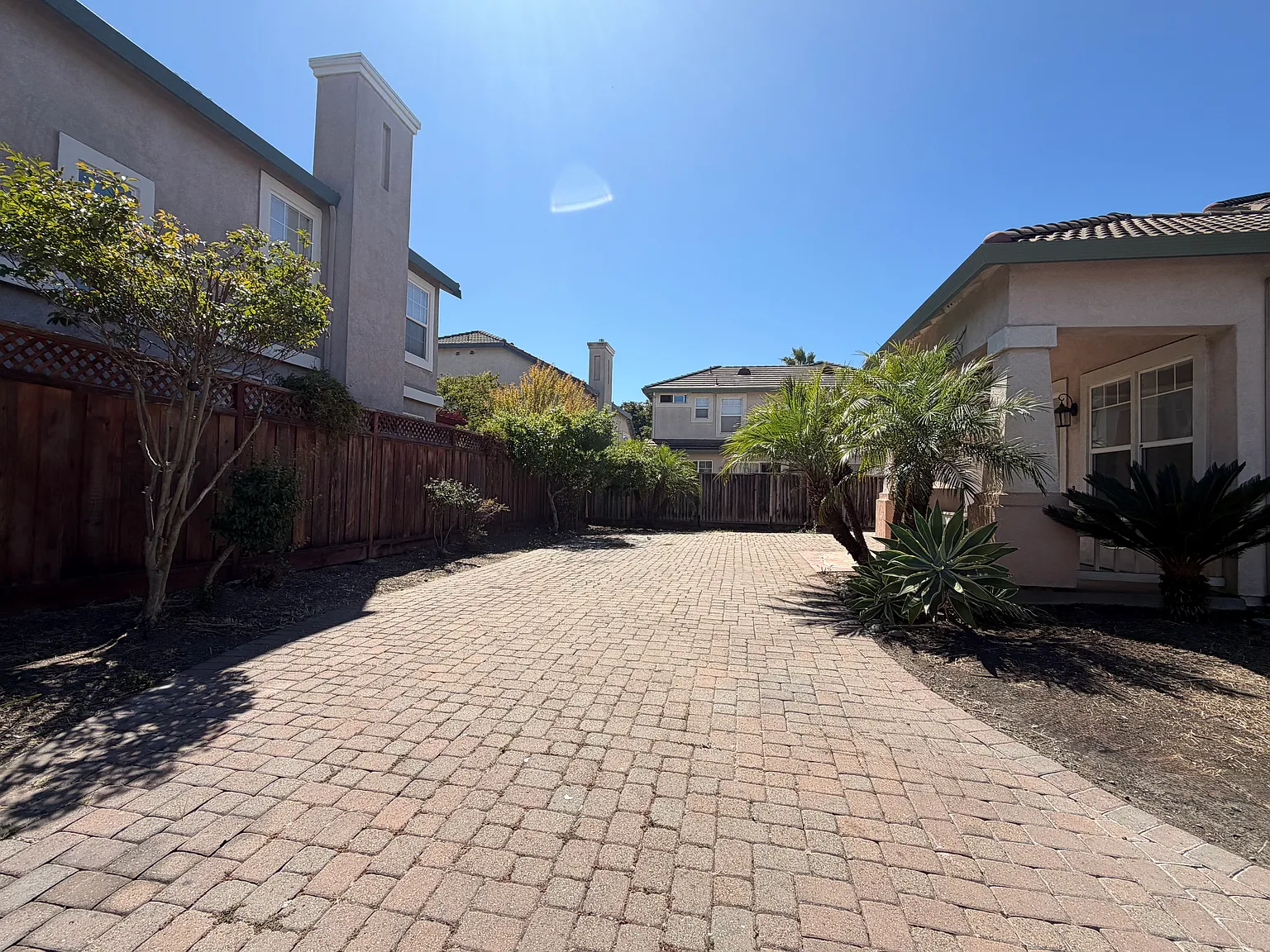 4 bed, 2000 sqft, $4,950 — Photo 2