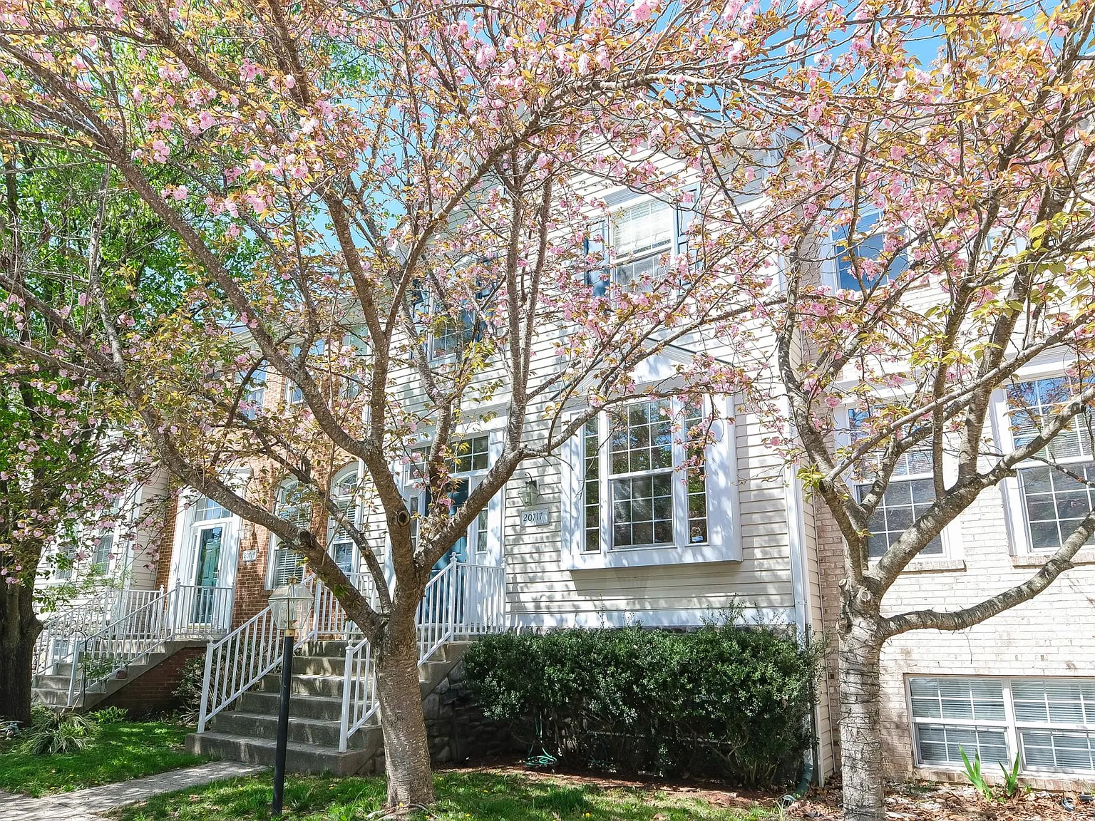 4 bed, 3.5 bath, 2522 sqft, $3,400 — Photo 2