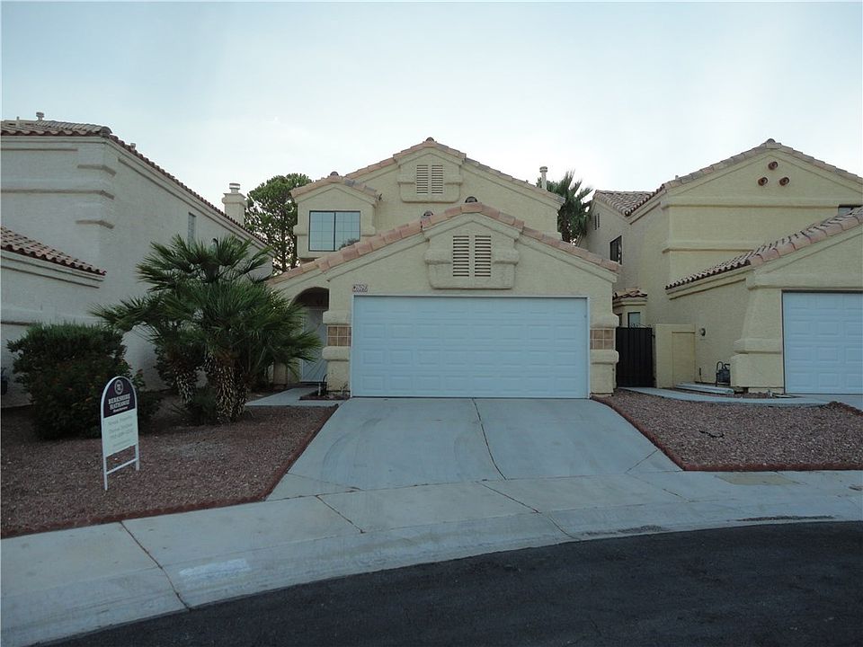 Two story, 2-car garage, 3 bedroom, 2+1/2 baths, in cul-de-sac