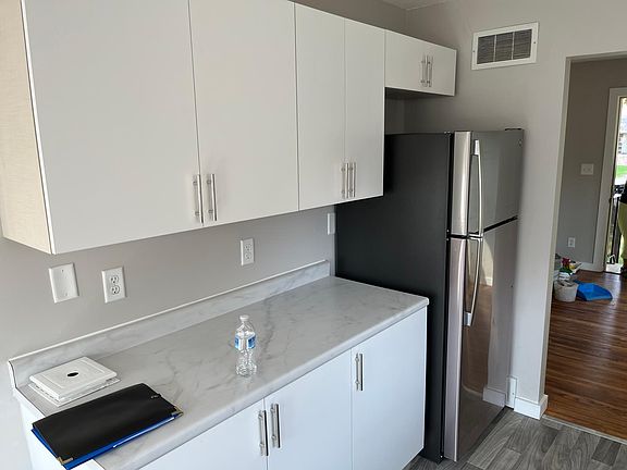 3rd image of 1834 Hoyt Ave E