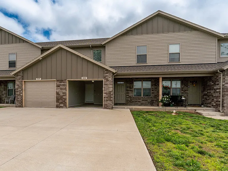 Oakwood Heights Townhomes — Photo 42