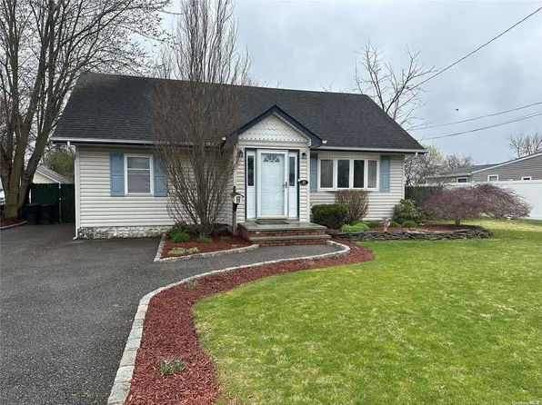 40 Stowe Avenue, Babylon, NY 11702