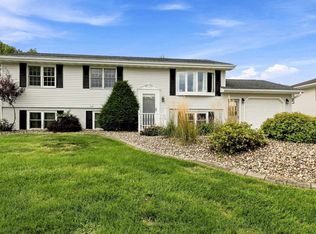 106 Kellie Ct, Epworth, IA 52045