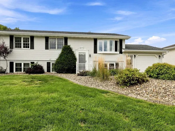106 Kellie Ct, Epworth, IA 52045