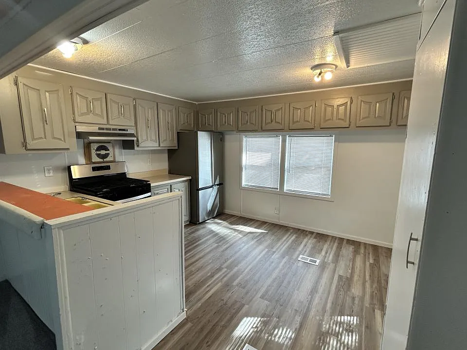 2 bed, 1.0 bath, $1,195 — Photo 3