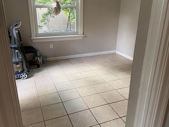 3rd image of 2239 Woodcliff Rd SE