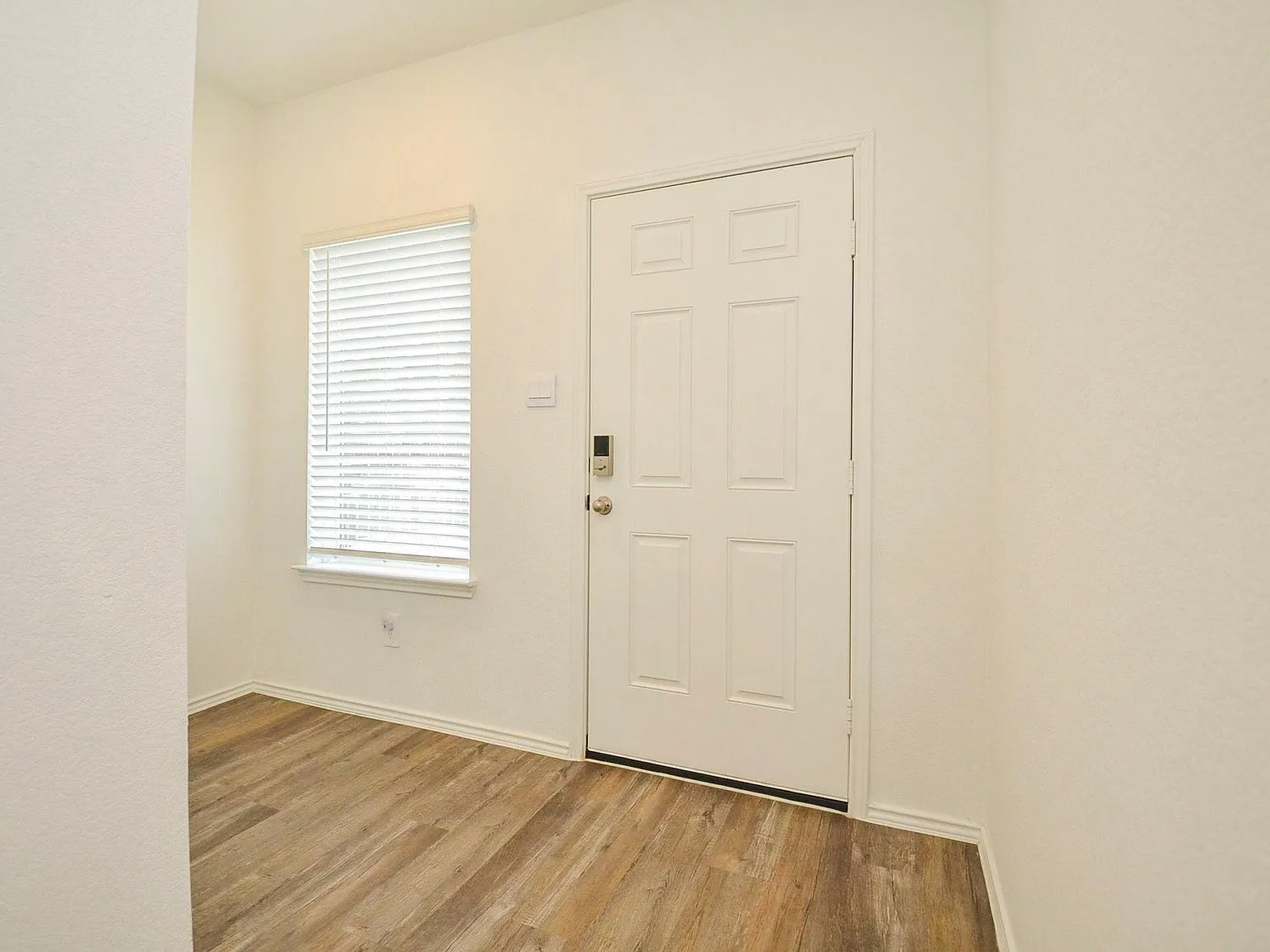 3 bed, 2.5 bath, 1868 sqft, $2,300 — Photo 4