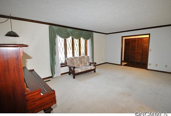4th image of 9 Teaneck Trl