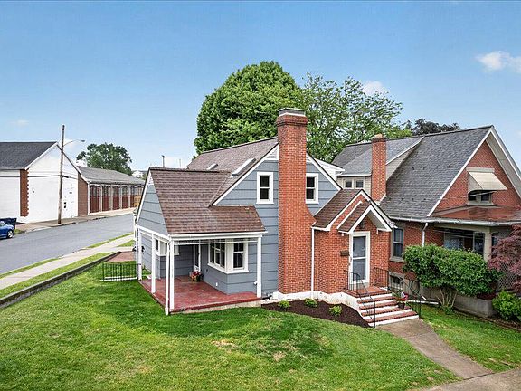 4th image of 100 College St