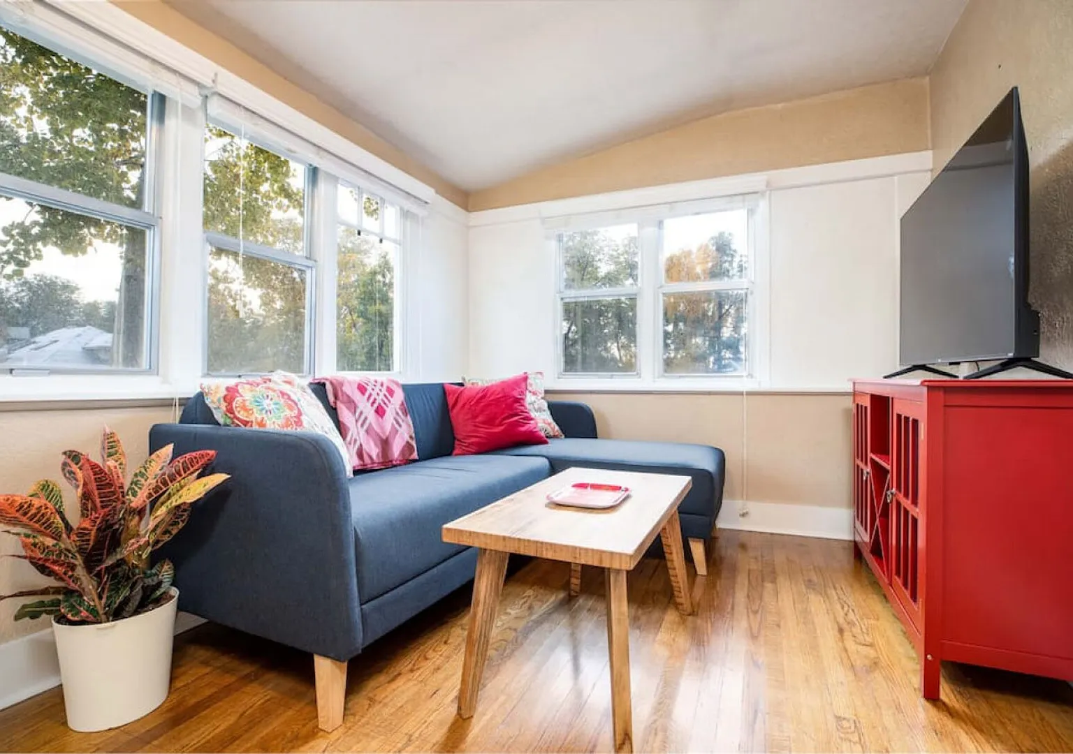 The Red Cabin-Charming Historic Avenue's Apartment — Photo 2