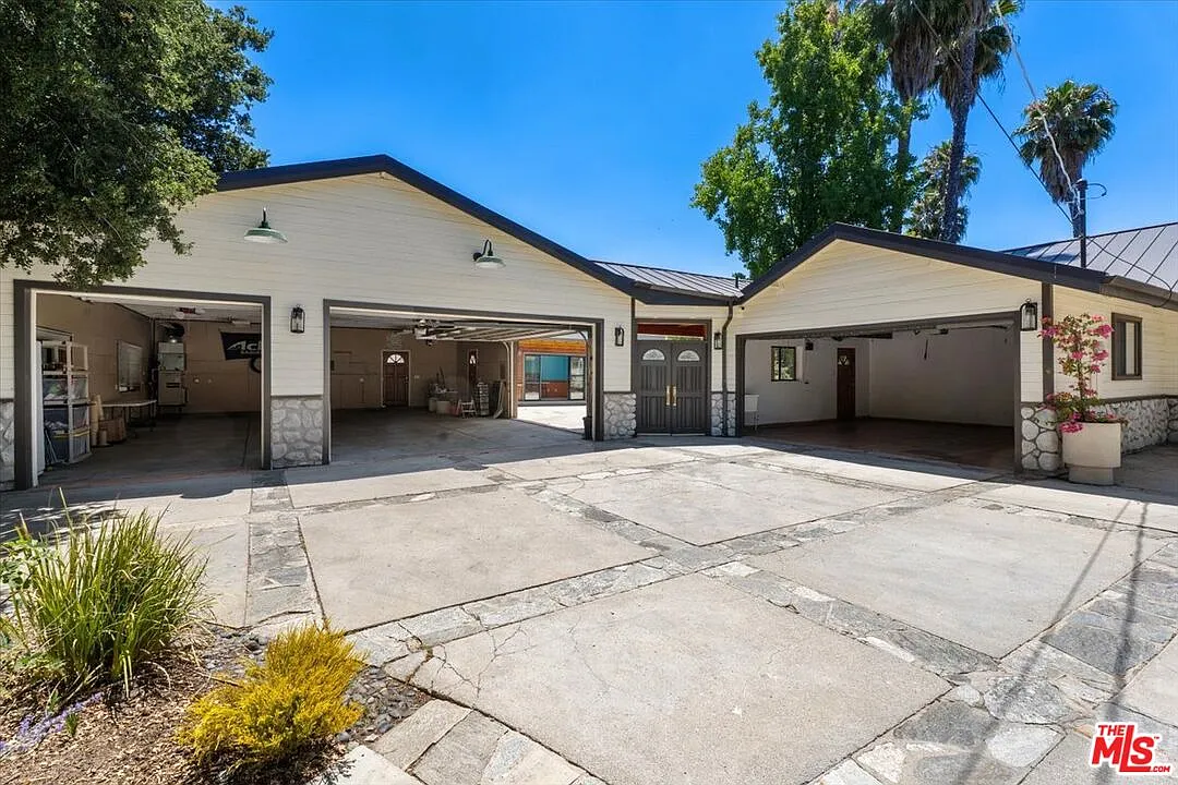 4 bed, 3.0 bath, 3700 sqft, $12,000 — Photo 3