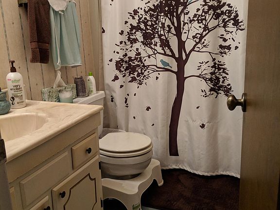 Upstairs bathroom 