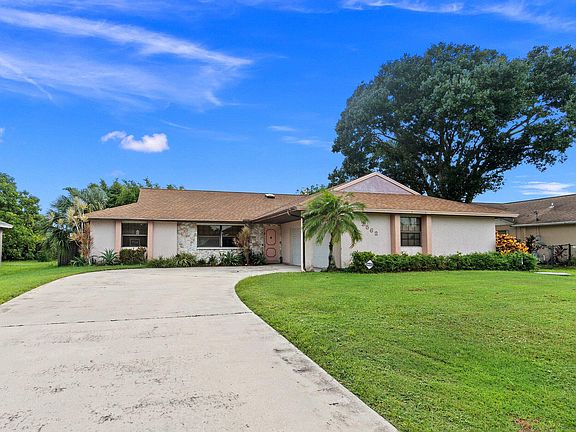3rd image of 2562 SW Cameo Boulevard
