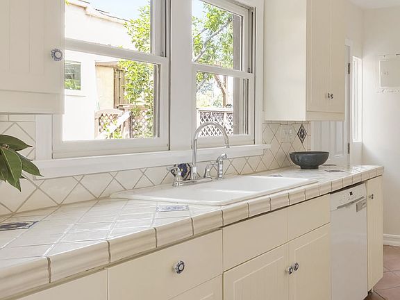 4th image of 830 Robinson St #832