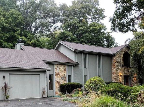 23 Emerald Hill Cir, Fairport, NY 14450