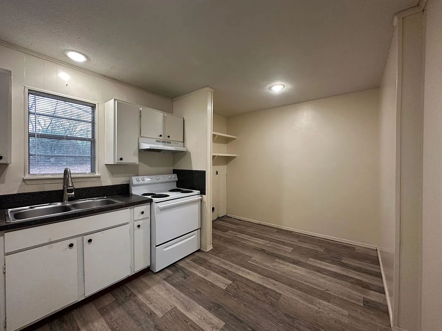 Charming Duplex Living: Cozy 2 Bed, 1 Bath with a Carport - Lawn Care Provided/Water Paid! — Photo 4
