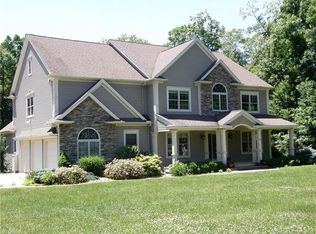 60 Beacon Hill Dr, Mansfield, CT 06268