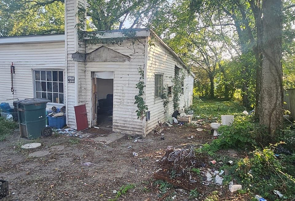 1st image of 616 W Green Ln