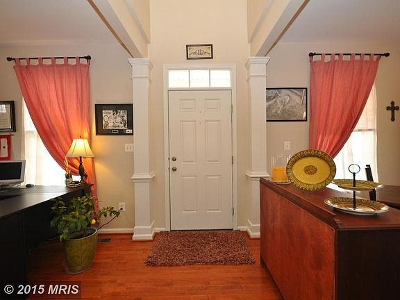 2-Story Foyer with Tray Ceiling