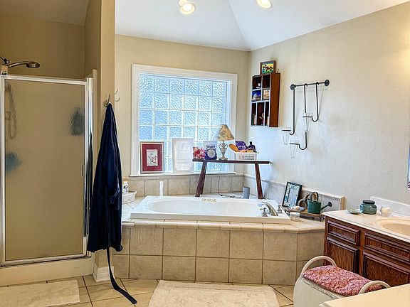 5th image of 721 Oden Dr