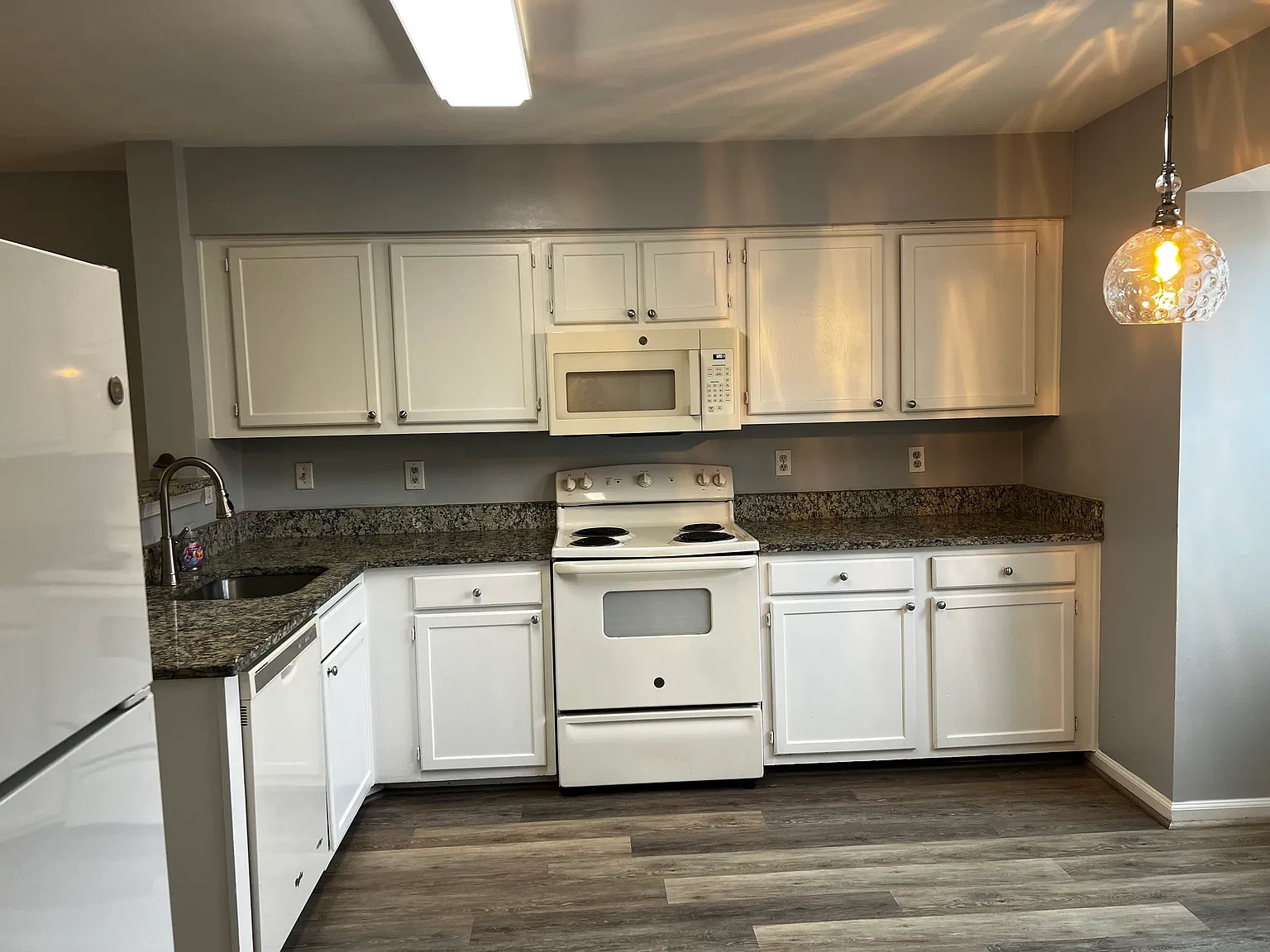 3 bed, 2.5 bath, 1400 sqft, $2,700 — Photo 3