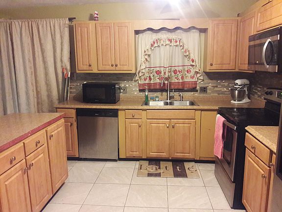 Full Eat -In Kitchen 