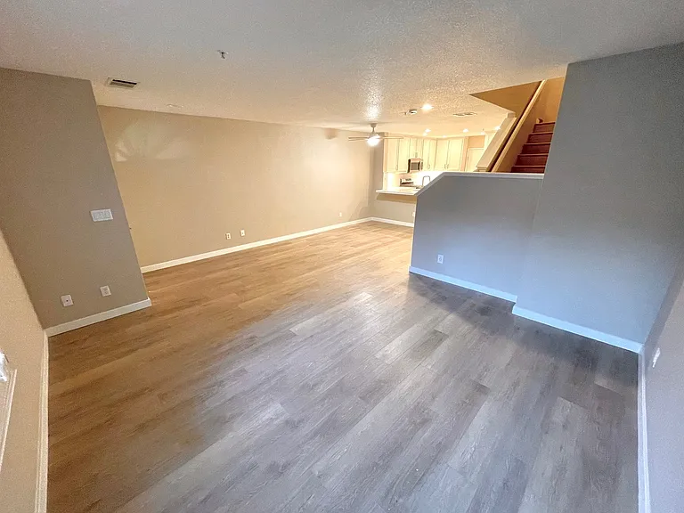 814 Applegate Ct — Photo 4