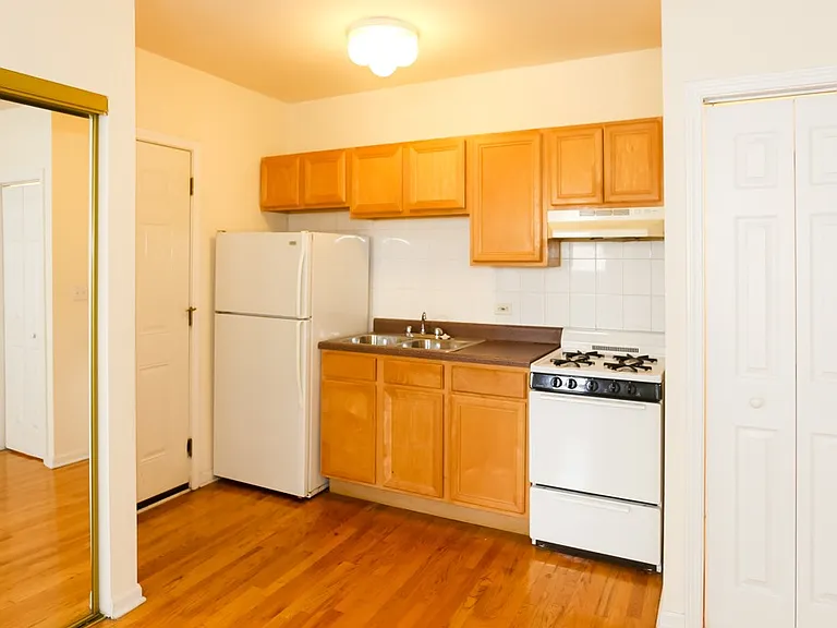 914 W Dakin St #13 — Photo 5